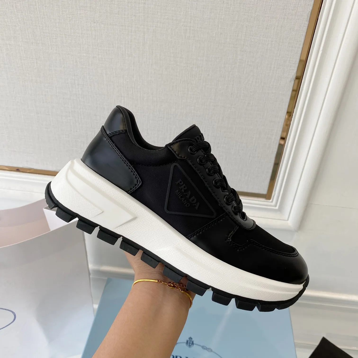 👟👟Ex-factory price 580👟👟 PRADA ²⁰²4 𝐬𝐬Prada’s new product comes with strength! ❣️Many Internet celebrities have the same style, fashionable and versatile nice items, original shoes are developed and purchased from Italian counters, and are reproduced 1:1 according to the original taste. This year’s theme is not to be defined, embodying texture through simplicity💛From thick-soled sneakers to zigzag short boots to 2024 flat shoes, everything reveals a sure-fire momentum...combining gentleness and handsomeness, the finishing touch for women❤️ The top-grade open-edge beaded cowhide with imported cowhide triangle logo is consistent with the original version, the wear-resistant and ultra-light two-color outsole, and the sheepskin lining are breathable and comfortable. ⚛Size: Women's 34-40 ⚛Size: Men's 39-45 Original packaging accessories. ⚛